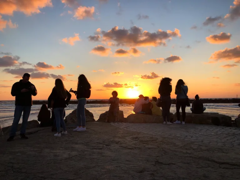 Lee más sobre el artículo Cómo hacer nuevas amistades a partir de los 35: vínculos, relaciones y barreras emocionales